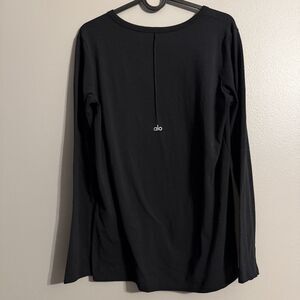 Alo Yoga Long Sleeve Tee Top Black activewear cozy travel casual athleisure